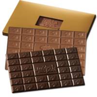 Schokoladentafel im Goldkarton mit in die Schokolade gegossenem Logo